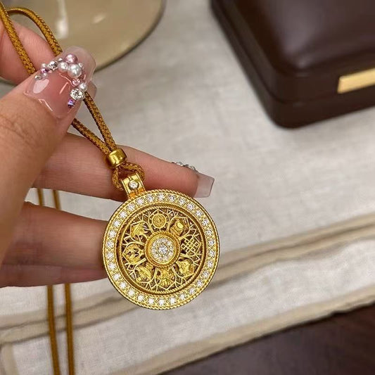 Vintage-Style Imitation Gold Moissanite “Eight-Treasure Compass” Rotating Pendant Necklace – Exquisite Hollow Design & Peace Amulet Symbolism