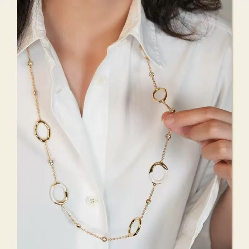 Elegant Ripple Round White Enamel Necklace – Italian Design, Vintage-Inspired, Sophisticated Light Luxury Sweater Chain