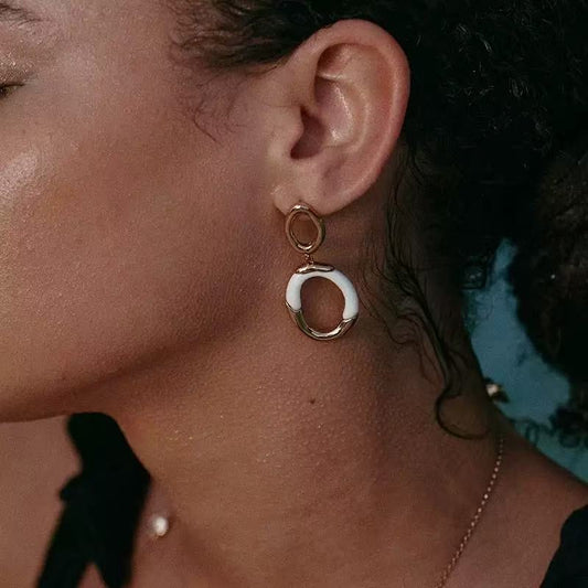 Elegant Ripple Double-Ring Earrings – White Enamel, Sophisticated Minimalist Style, Irregular Oval Statement Earrings