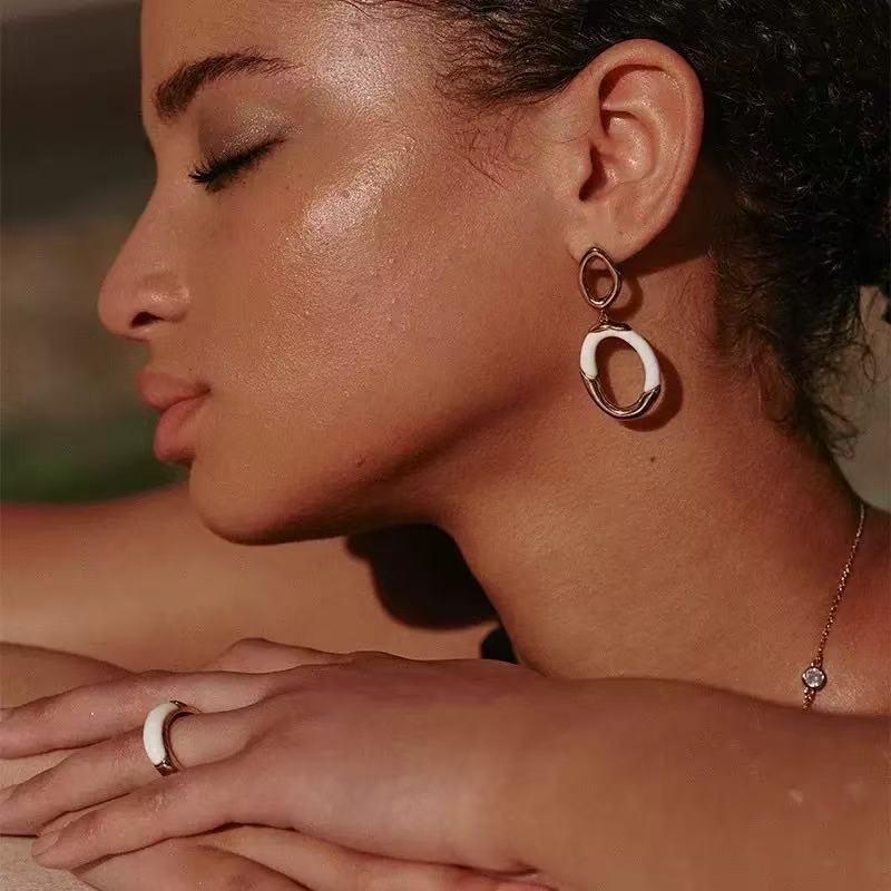 Elegant Ripple Double-Ring Earrings – White Enamel, Sophisticated Minimalist Style, Irregular Oval Statement Earrings