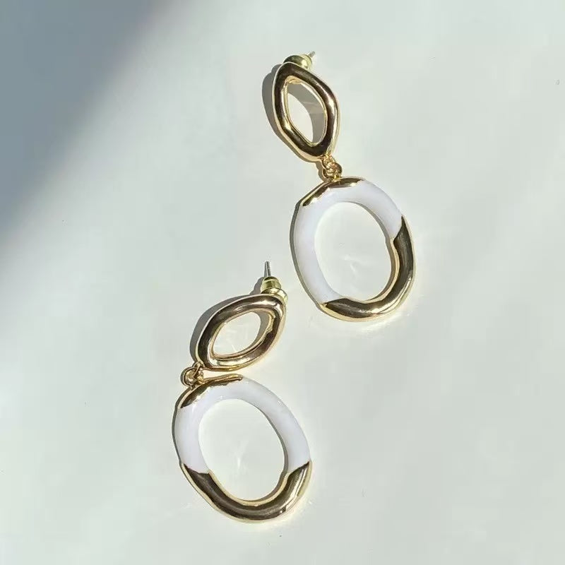 Elegant Ripple Double-Ring Earrings – White Enamel, Sophisticated Minimalist Style, Irregular Oval Statement Earrings