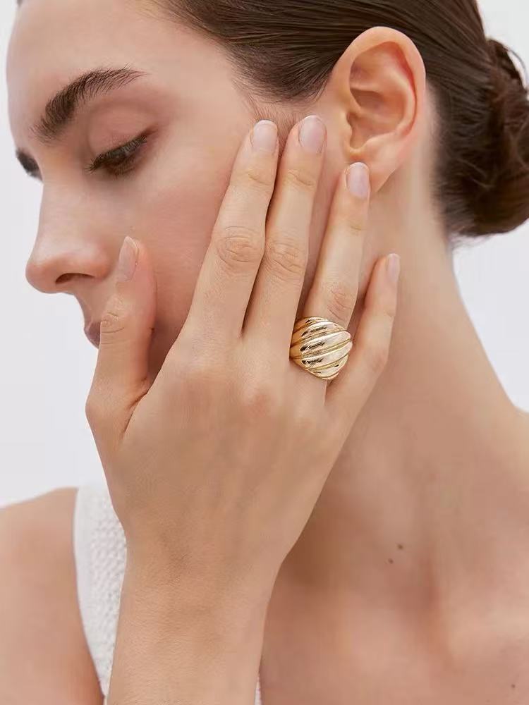 AKI-Inspired Twisted Ring & Wide Twisted Bangle – Elegant Wave and Braided Metal Design, Sophisticated Minimalist Light Luxury Jewelry Set