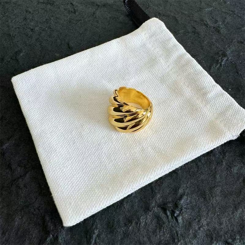 AKI-Inspired Twisted Ring & Wide Twisted Bangle – Elegant Wave and Braided Metal Design, Sophisticated Minimalist Light Luxury Jewelry Set