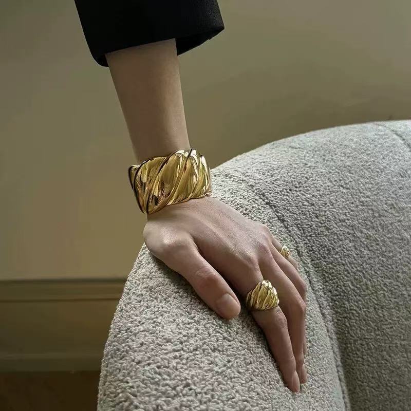 AKI-Inspired Twisted Ring & Wide Twisted Bangle – Elegant Wave and Braided Metal Design, Sophisticated Minimalist Light Luxury Jewelry Set