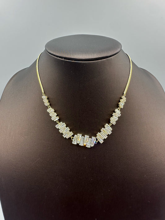 Short Collarbone Necklace with Sparkling Zircon – Minimalist Light Luxury Jewelry