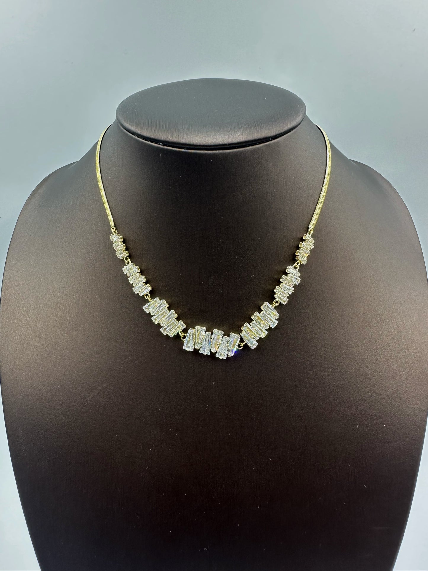 Short Collarbone Necklace with Sparkling Zircon – Minimalist Light Luxury Jewelry