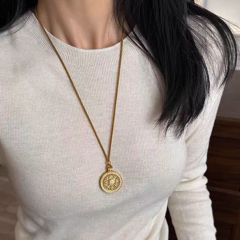 Vintage-Style Imitation Gold Moissanite “Eight-Treasure Compass” Rotating Pendant Necklace – Exquisite Hollow Design & Peace Amulet Symbolism