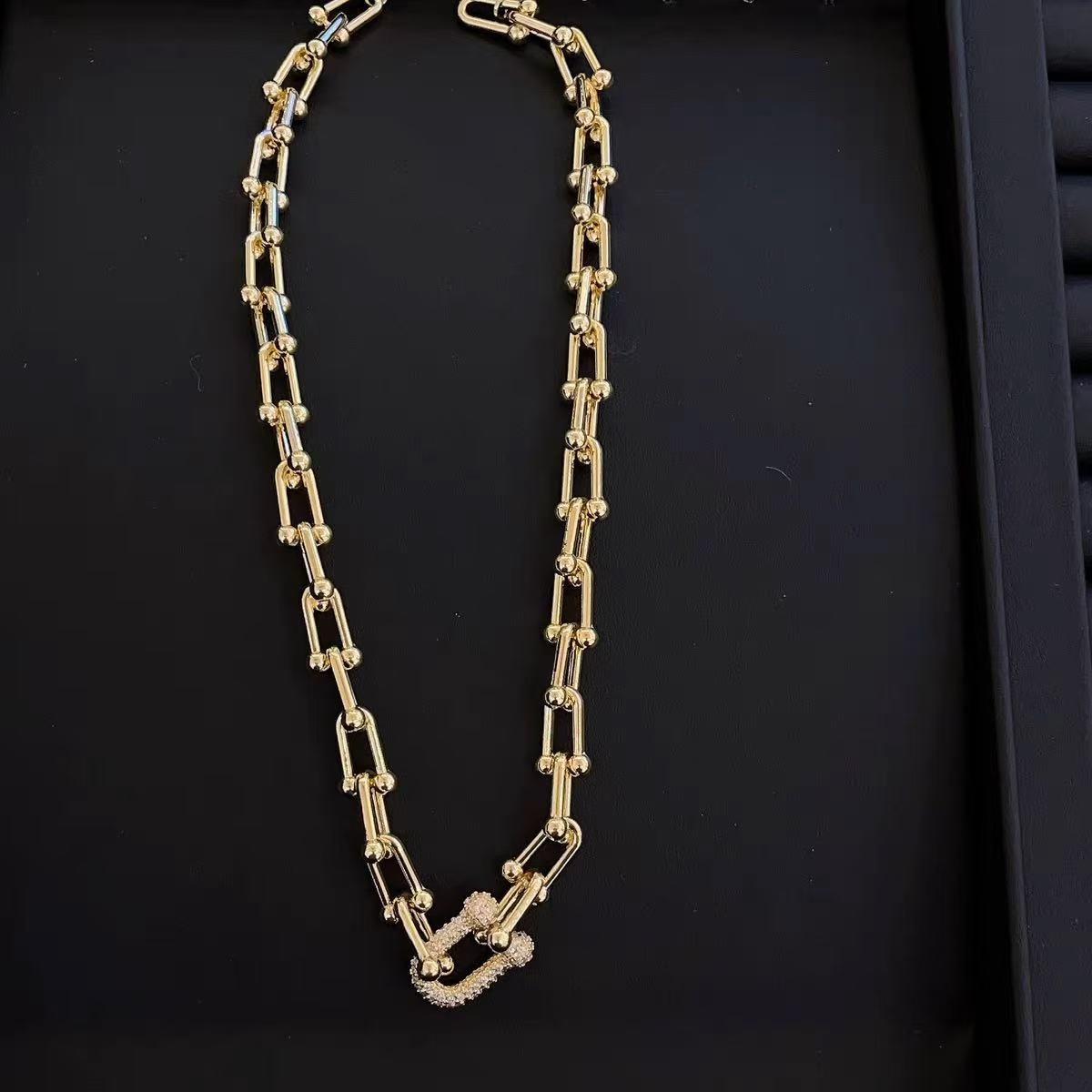 Light Luxury “Horseshoe Buckle” U-Shape Zircon Necklace – Chic Minimalist Designer Choker with Timeless Sophistication