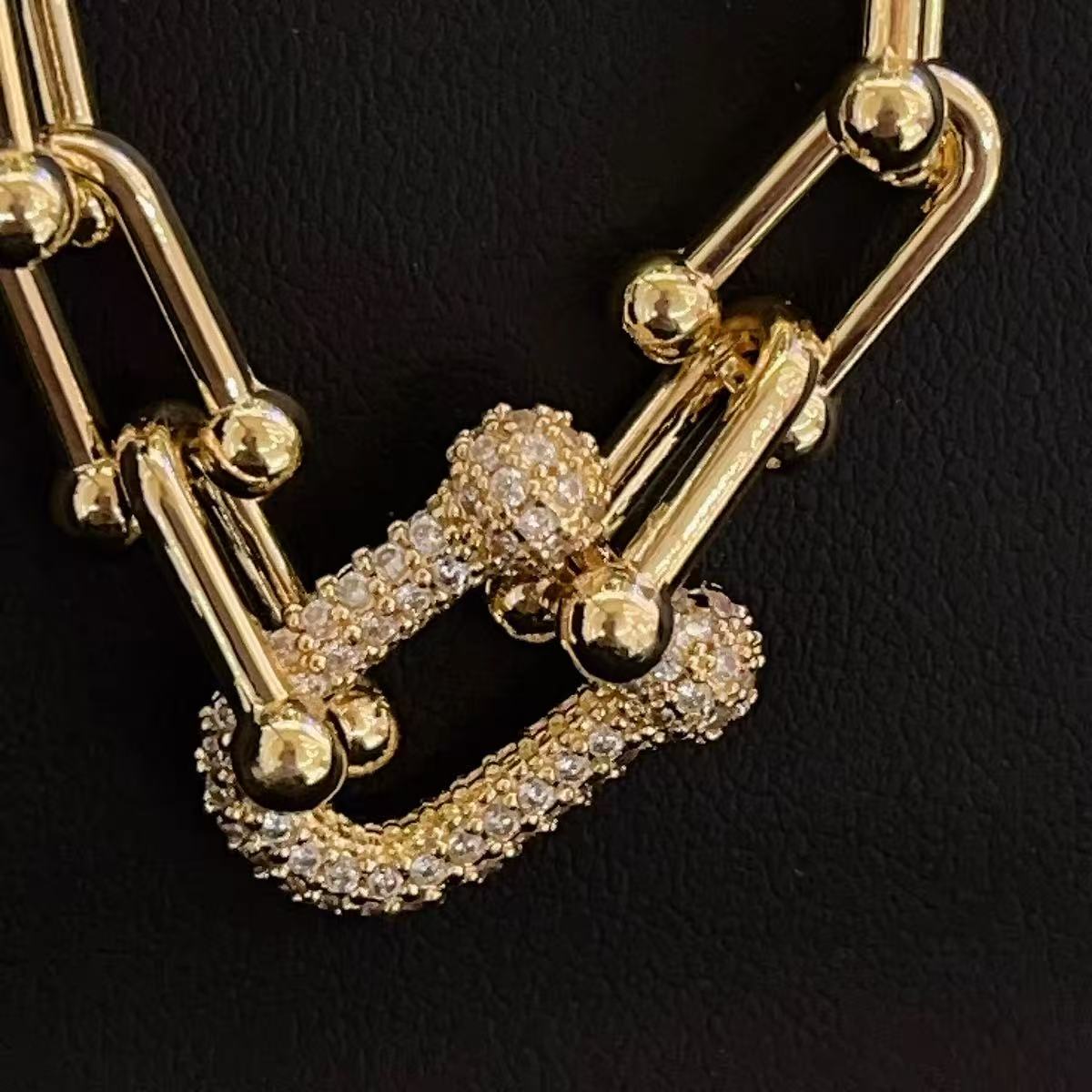 Light Luxury “Horseshoe Buckle” U-Shape Zircon Necklace – Chic Minimalist Designer Choker with Timeless Sophistication