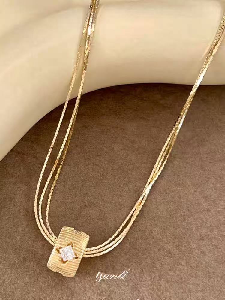 Double-Layer “Four-Leaf Clover” Zircon Pendant Necklace – Light Luxury Metal Chain with Elegant Minimalist Design