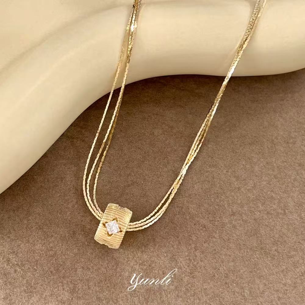 Double-Layer “Four-Leaf Clover” Zircon Pendant Necklace – Light Luxury Metal Chain with Elegant Minimalist Design