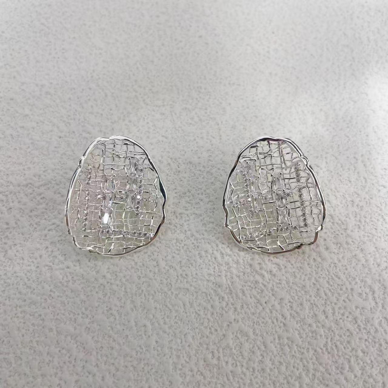 2025 New “Mesh Design” Zircon Stud Earrings for Women – Light Luxury Artistic Style with Sophisticated Detailing