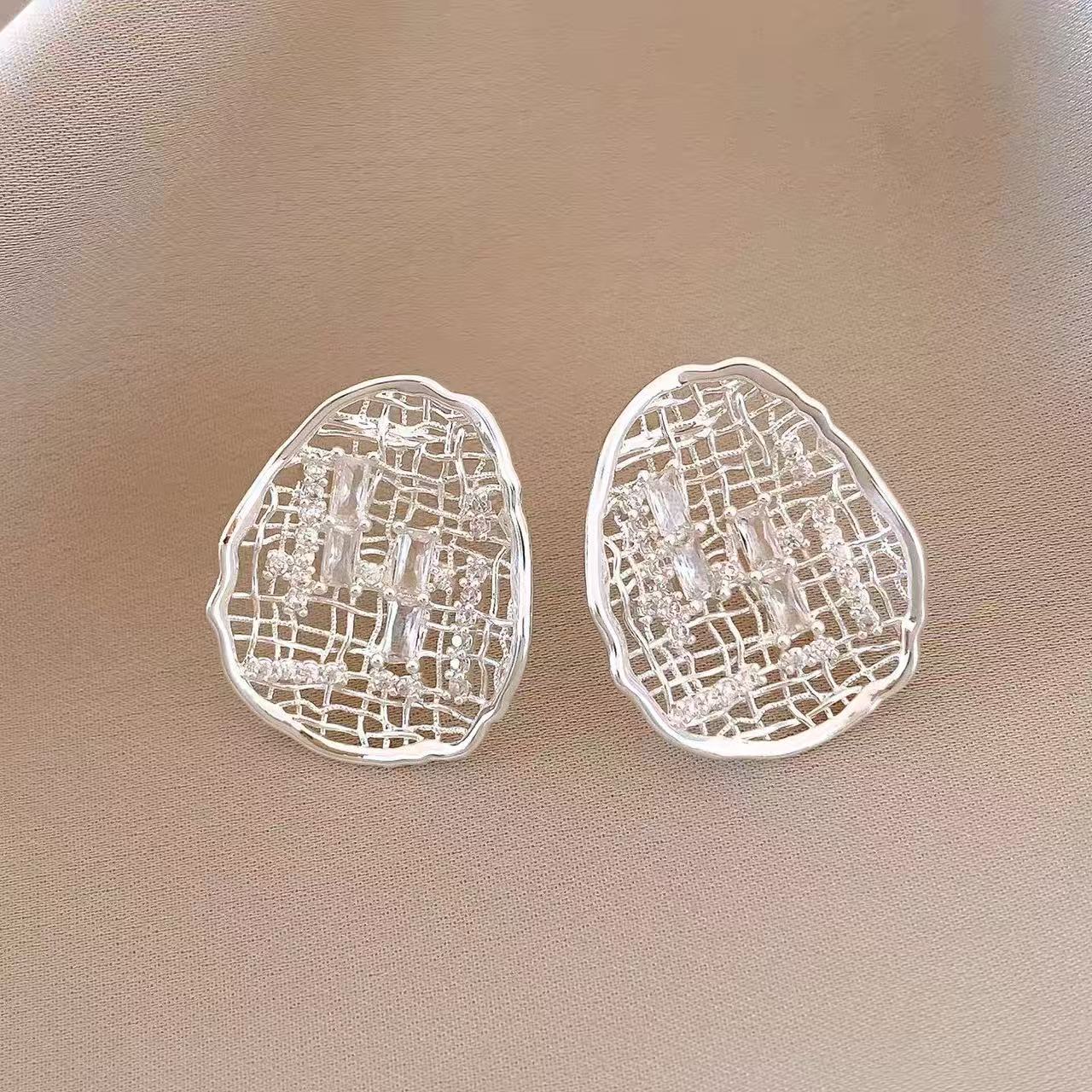 2025 New “Mesh Design” Zircon Stud Earrings for Women – Light Luxury Artistic Style with Sophisticated Detailing