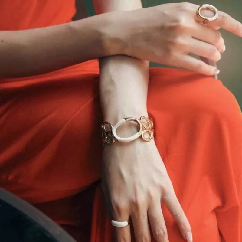 Elegant Hollow Round Ripple Open Bangle – Light Luxury Minimalist European Style, Enamel Drip Color-Block Design