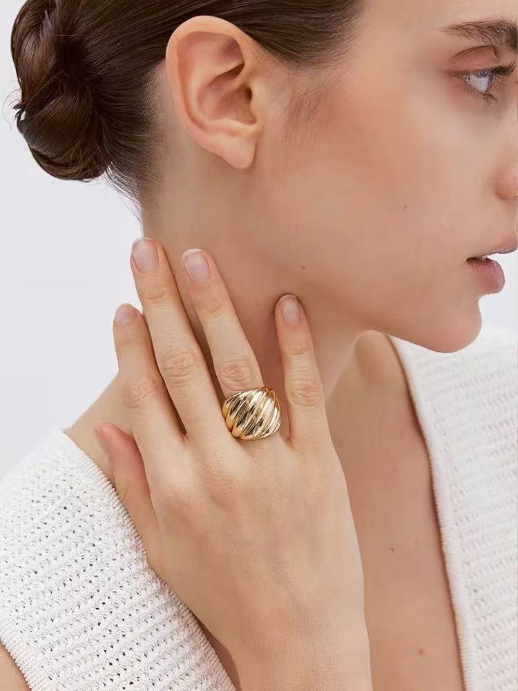 AKI-Inspired Twisted Ring & Wide Twisted Bangle – Elegant Wave and Braided Metal Design, Sophisticated Minimalist Light Luxury Jewelry Set