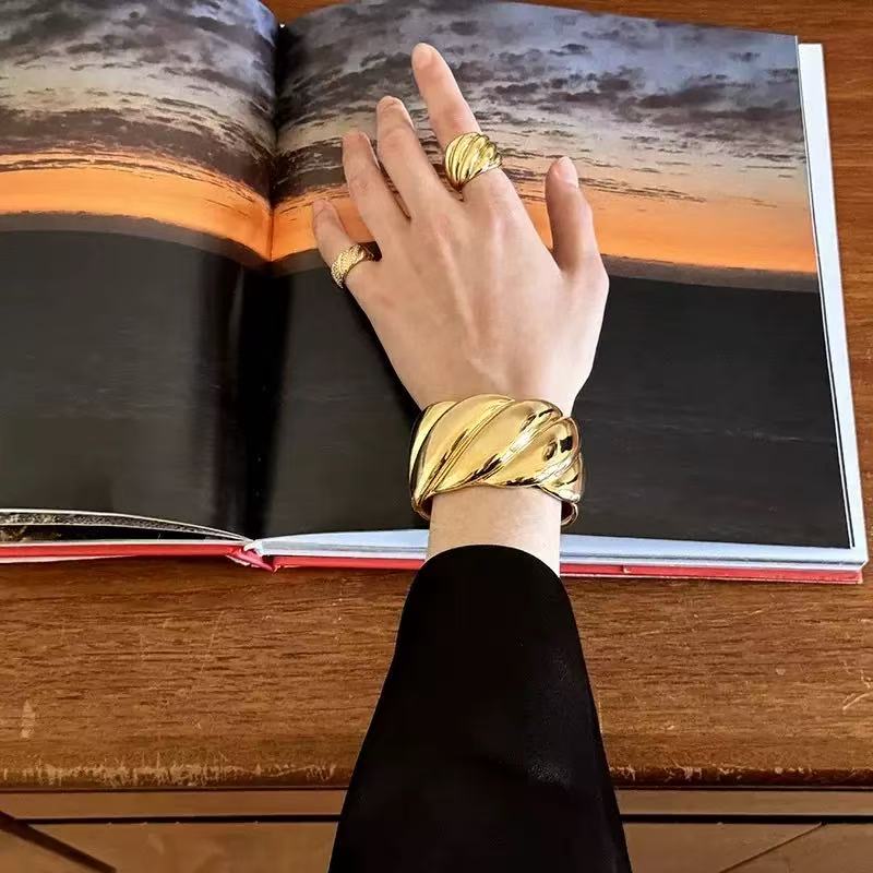 AKI-Inspired Twisted Ring & Wide Twisted Bangle – Elegant Wave and Braided Metal Design, Sophisticated Minimalist Light Luxury Jewelry Set