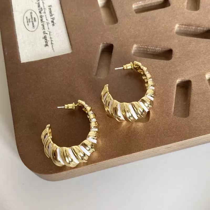 Elegant Horn Spiral C Earrings – INS Designer Style, Sophisticated Minimalist Light Luxury Jewelry for Women