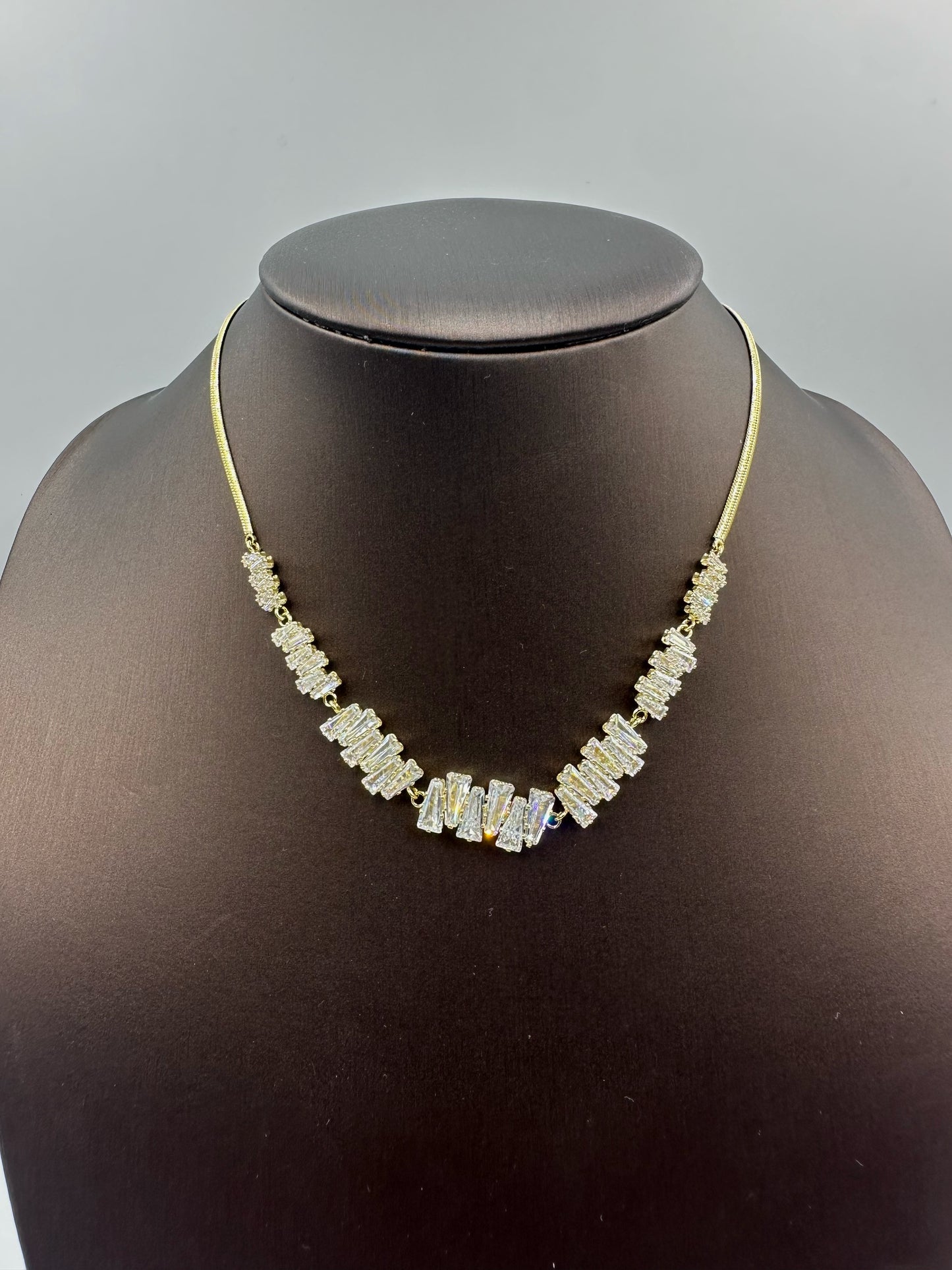 Short Collarbone Necklace with Sparkling Zircon – Minimalist Light Luxury Jewelry